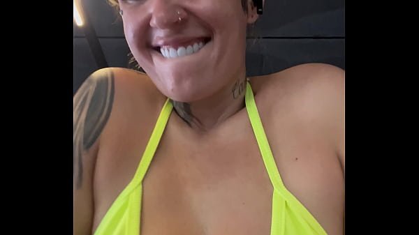 Fui treina de biquinho fil dental ! Na academia de frente da praia de Copacabana no RJ . Quase fui expulsa fiquei com tanto tesão que fiquei toda babadinha na bucetinha !